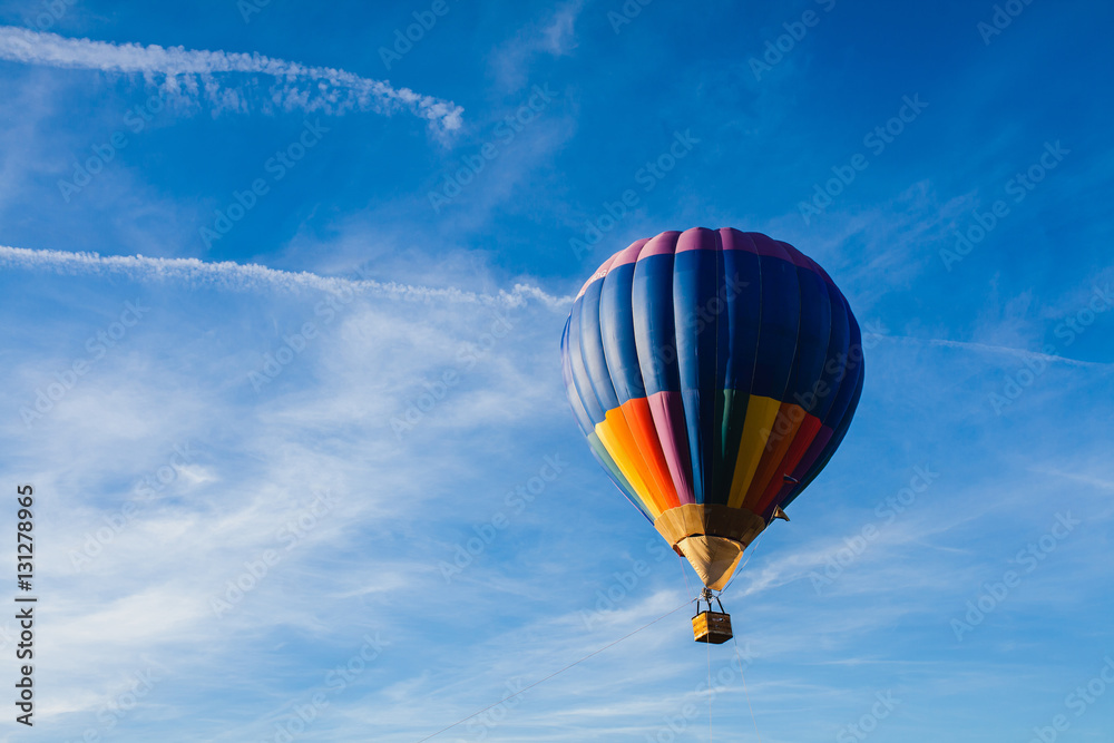 Obraz premium Colorful hot air balloon in blue sky