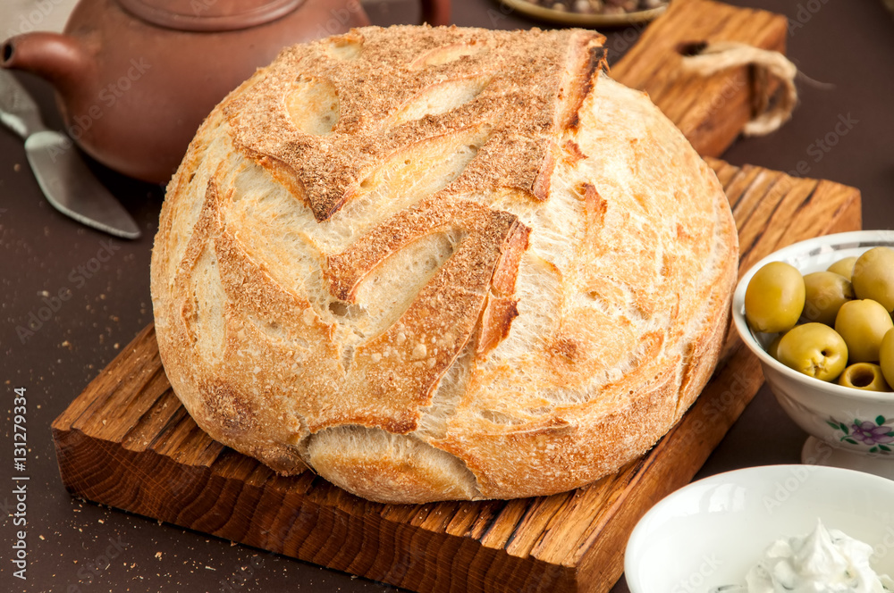 Naklejka premium Homemade bread with cream cheese and olives