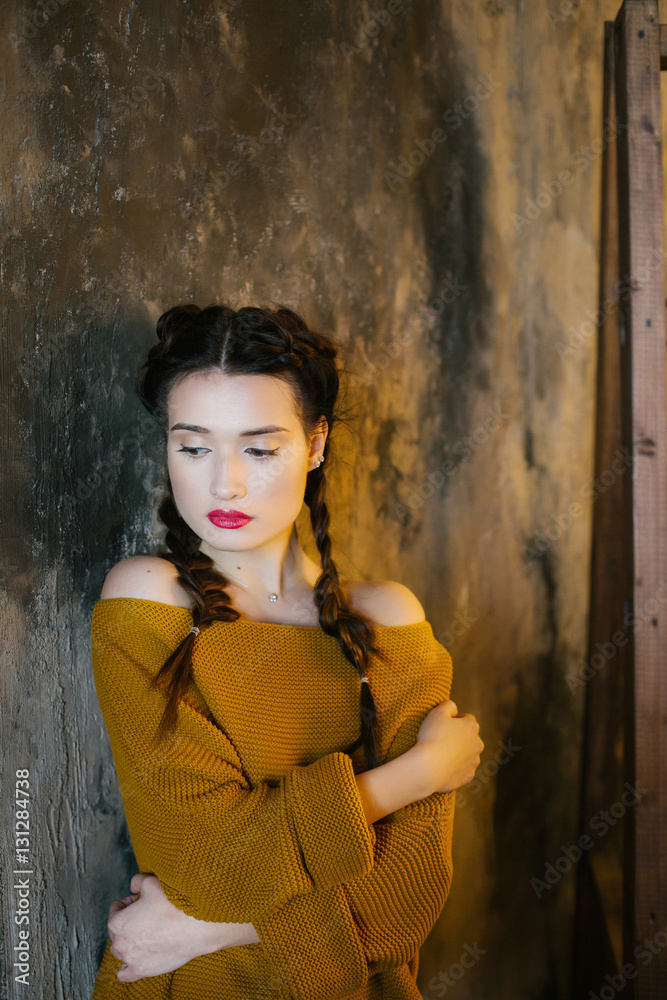 Obraz premium beautiful girl on the background of a concrete wall