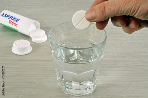 Mettre un cachet d'aspirine effervescente dans un verre