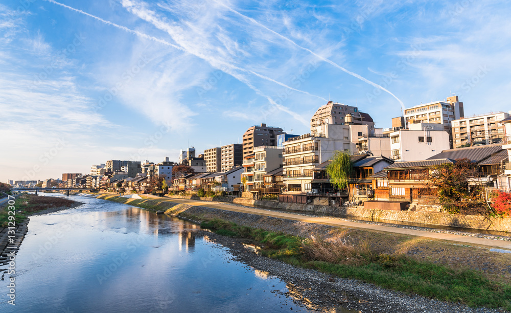 京都　朝日を浴びる鴨川沿いの町並み