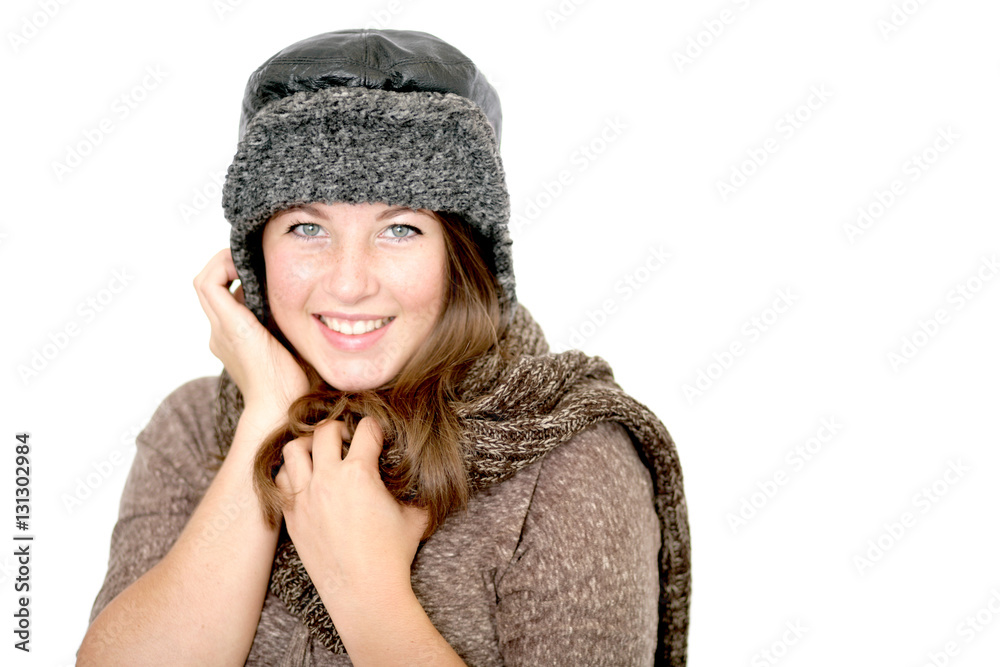 Portrait einer Jungen Fau in Pullover mit Mütze Portrait einer Jungen Fau in Pullover mit Mütze