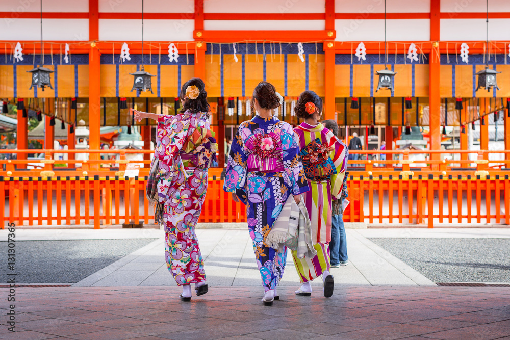 Fototapeta premium Kobiety w tradycyjnych japońskich kimonach na ulicy w Kioto, Japonia.
