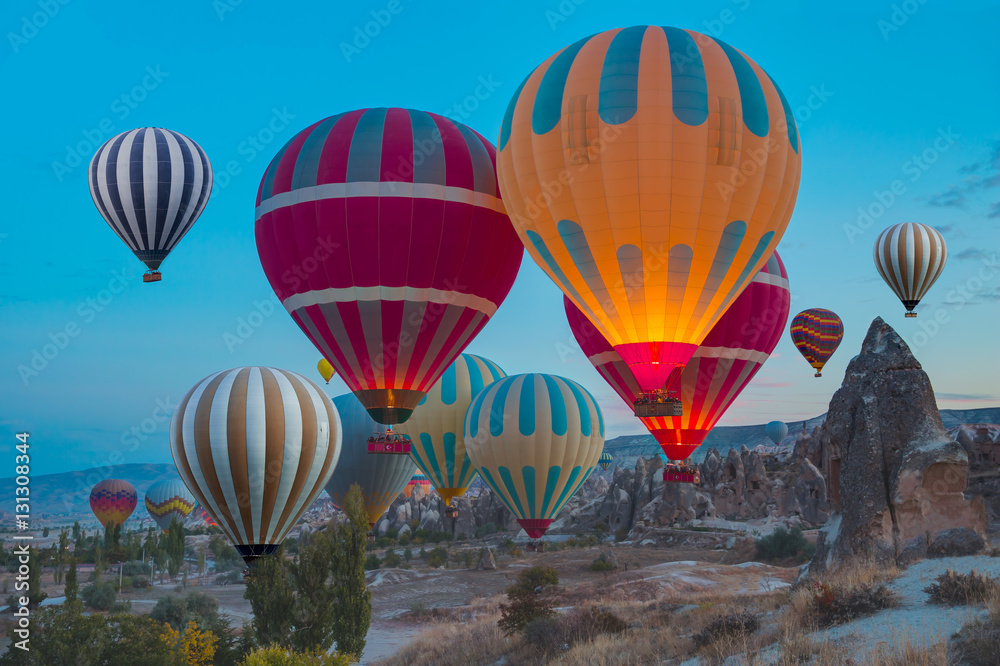 Obraz premium Hot air balloon flying over spectacular Cappadocia
