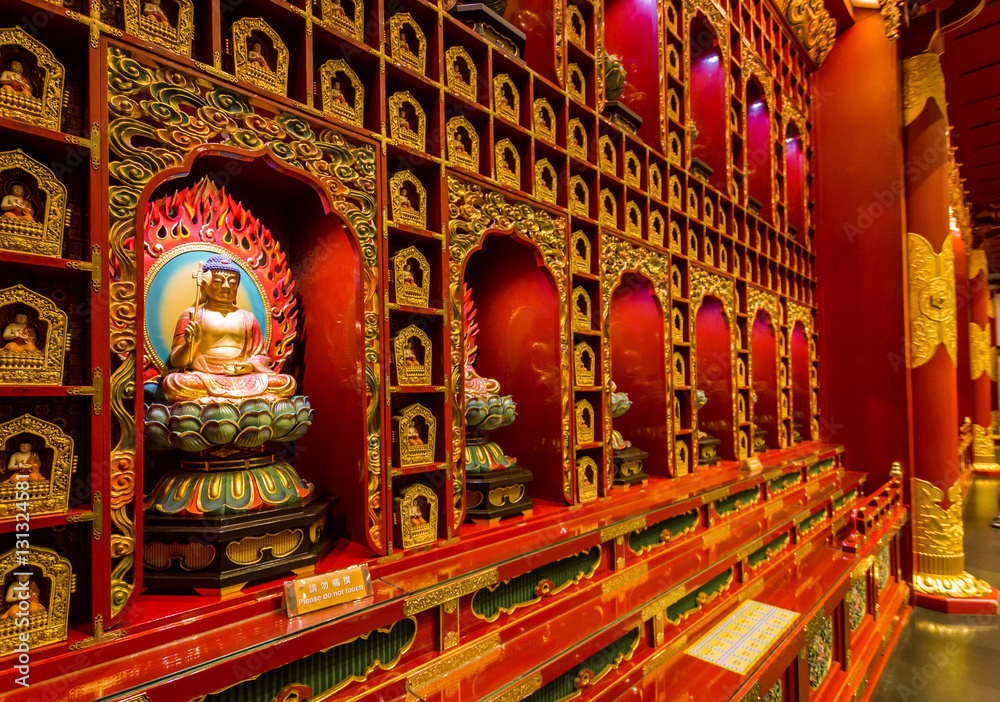Naklejka premium Buddha statue inside the temple