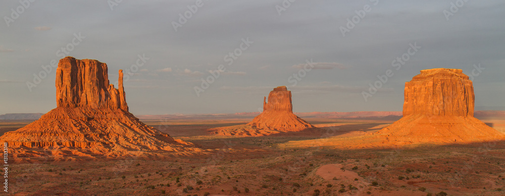 Φωτογραφία Sunrise on the Mittens - The sun rises and shines on the most famous and iconic monuments in Monument Valley - the West Mitten and the East Mitten