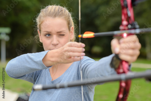 girl doing archery