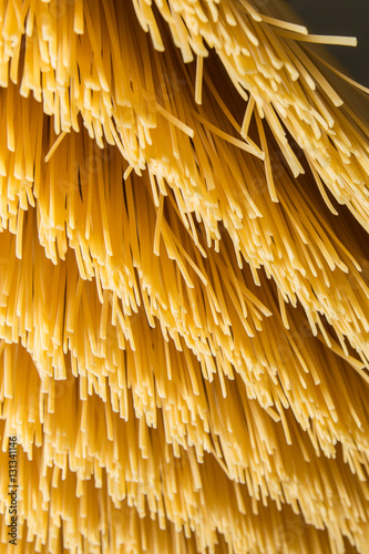 Lavorazione di spaghetti in fabbrica artigianale