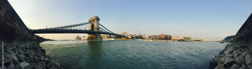 Obraz premium Panorama view of the Lánchíd over the Danube in Budapest