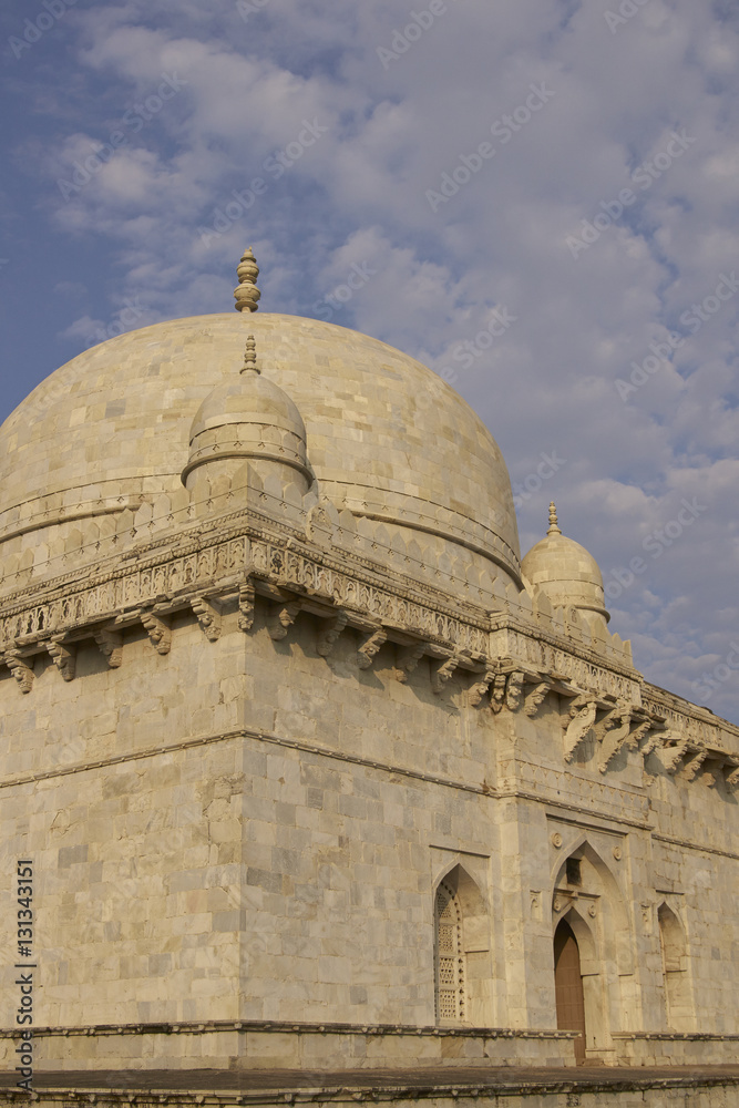 Fotografie Ancient islamic tomb of Hoshang Shah in the hilltop fortress of Mandu in Madya Pradesh, India