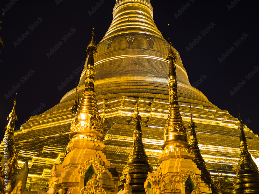Fototapeta premium Visiting the Shwedagon Pagoda in Yangon, Myanmar
