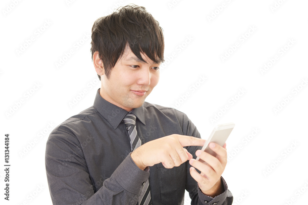 スマートフォンを持つビジネスマン スマートフォンを持つビジネスマン