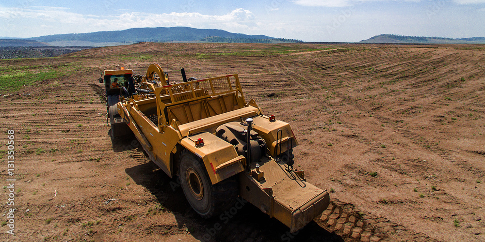 Obraz premium Truck cultivating ground