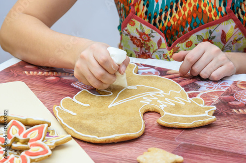 Application of the glaze on the shaped gingerbread