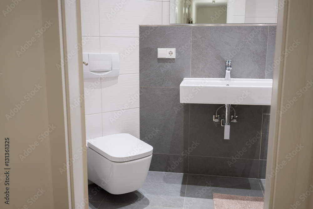 Obraz premium neues bad mit weißen und grauen fließen