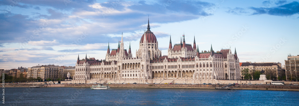 Obraz premium Budapest parliament view