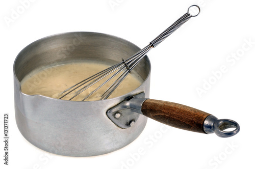 Casserole de sauce béchamel sur fond blanc