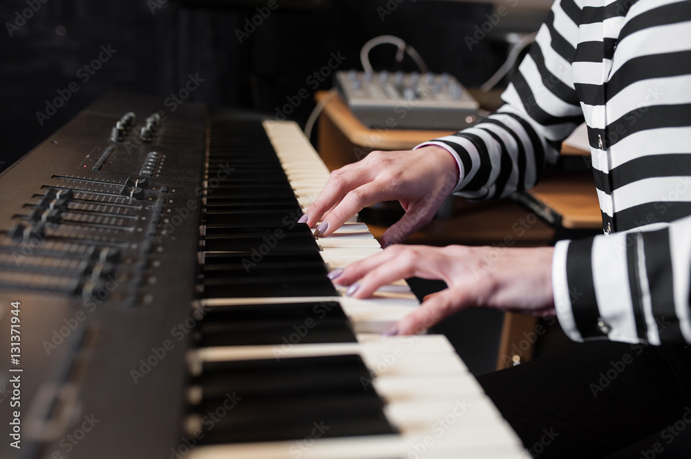 Obraz premium Hands music, synthesizer, piano