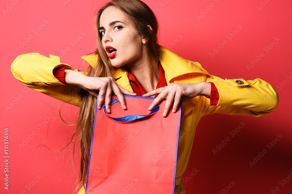 Naklejka premium serious colorful girl with peg