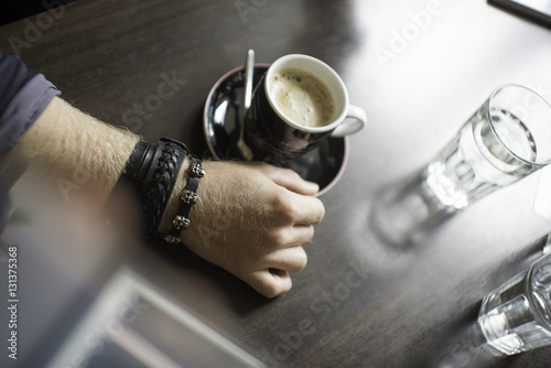 Мужчина, руки, кафе, кофе