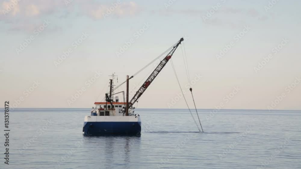 Nave Pontone sta creando una barriera di sassi di fronte la costa Nave Pontone sta creando una barriera di sassi di fronte la costa