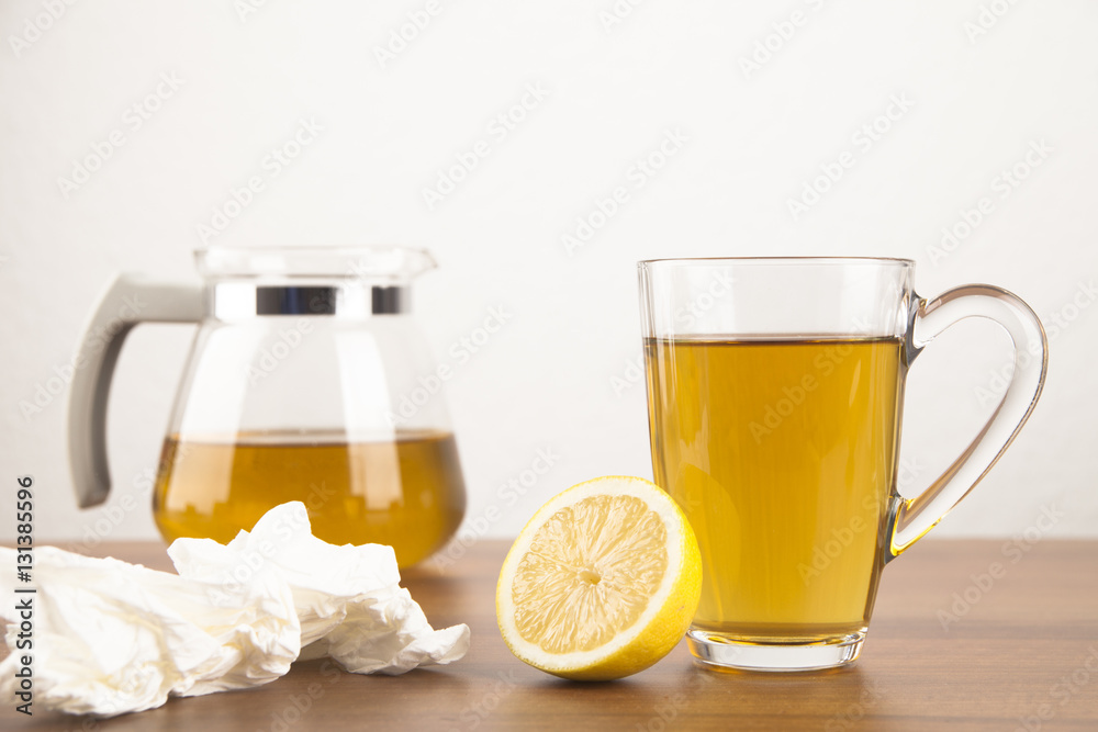 Tee mit Zitrone, Teekanne und Taschentücher während einer Kran Tee mit Zitrone, Teekanne und Taschentücher während einer Kran