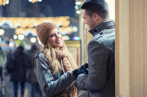 Canvas Print Young lovers enjoy on the street at night in the city, the street lights, romance
