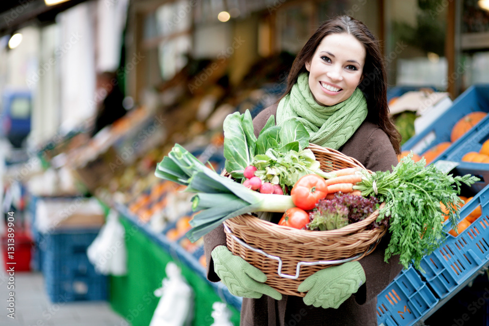 Frau mit Gemüse vom Biomarkt