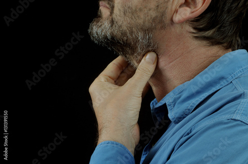 Homme ayant des problèmes de thyroïde photo