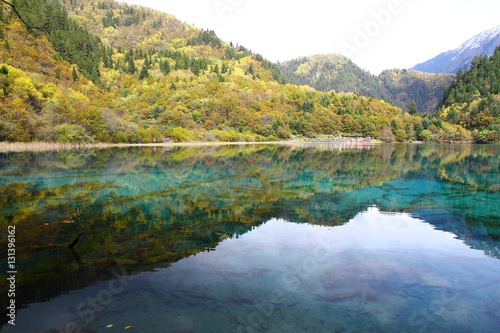 Fototapeta Naklejka Na Ścianę i Meble -  clear water and beautiful  mountain