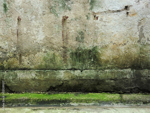 Fotografia Grime moldy concrete wall texture in urban alley ghetto