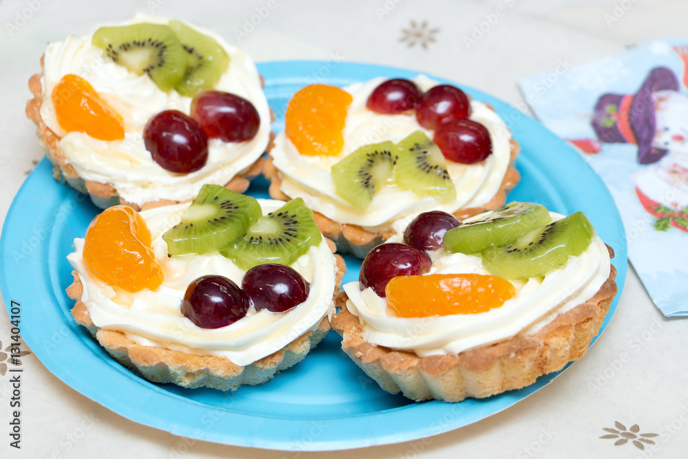 tartlets with cream and fruit