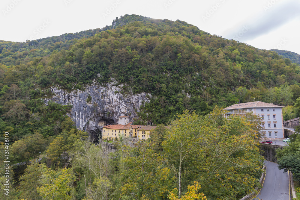 Cueva de la virgen de Covadonga (Asturias, España).