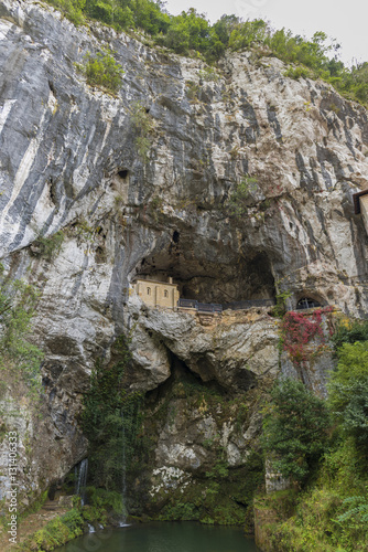 Cueva de la virgen de Covadonga (Asturias, España).