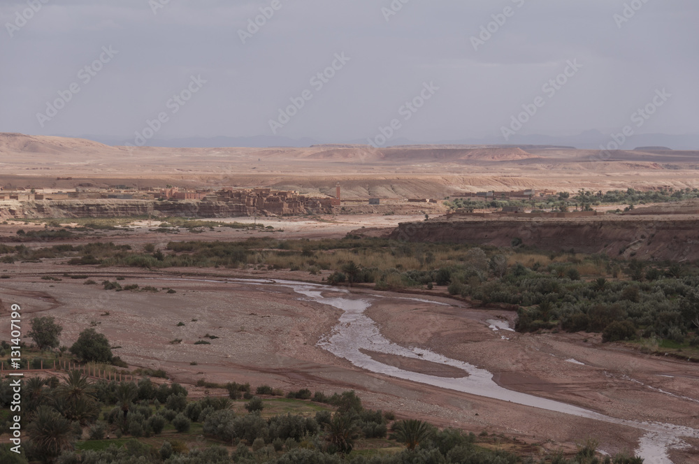 Cause del río en Ksar Ait-Ben-Haddou, Marruecos 