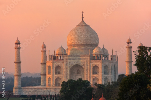 Fotografi View of Taj Mahal at sunset in Agra, Uttar Pradesh, India