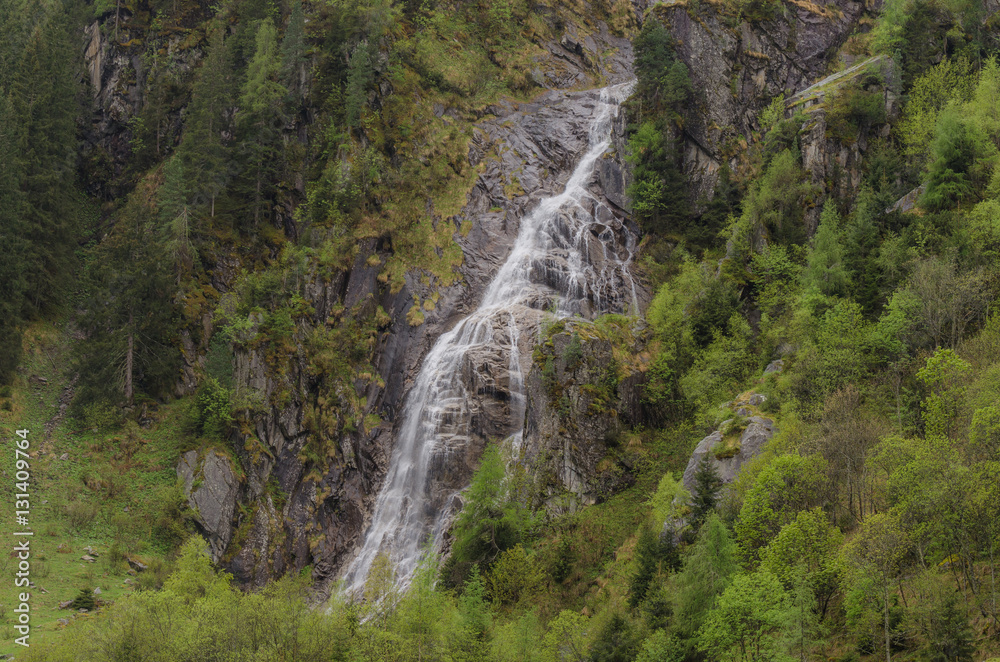 kleiner wasserfall im gebirge kleiner wasserfall im gebirge