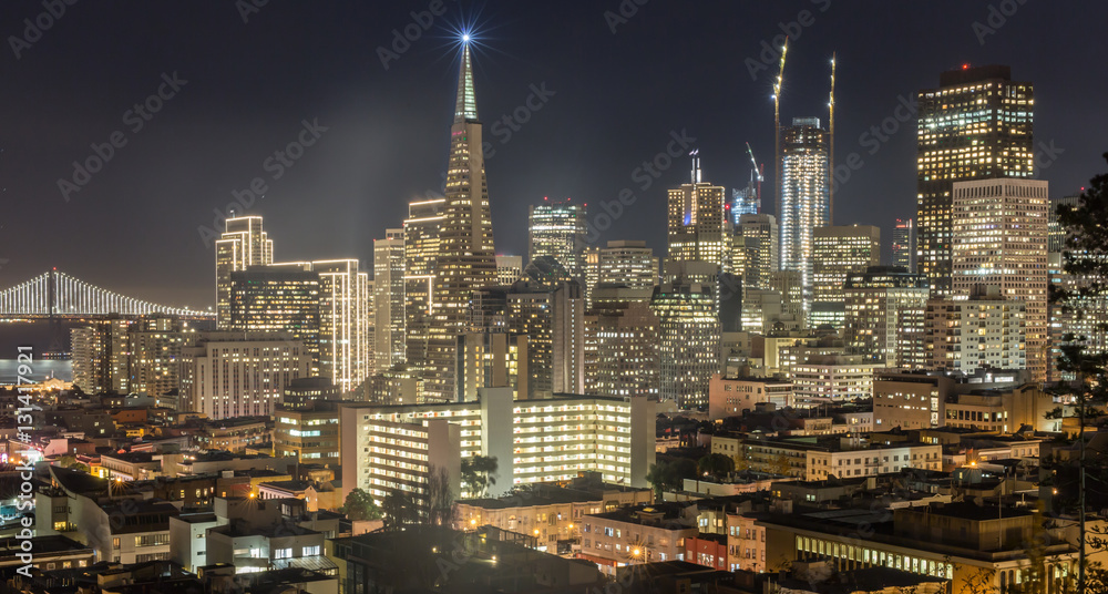 Naklejka premium Noc nad centrum San Francisco z Ina Coolbrith Park. San Francisco Christmas Lights widziane z okolic Russian Hill.