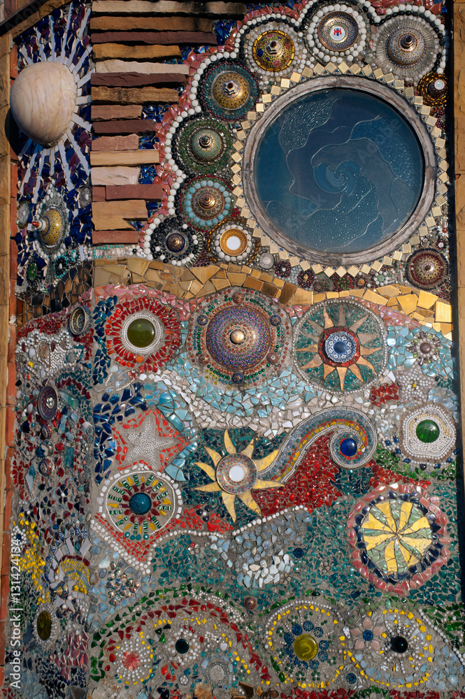 Obraz premium Hand made circular mosaic on Thai Buddhist Temple wall.