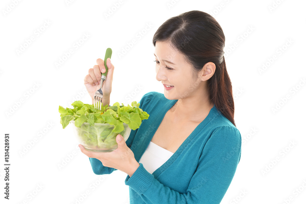 サラダを食べる女性
