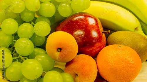 Obstschale-Weintrauben  Bananen    pfel  Aprikosen und Orangen bestandteil einer gesunden Ern  hrung
