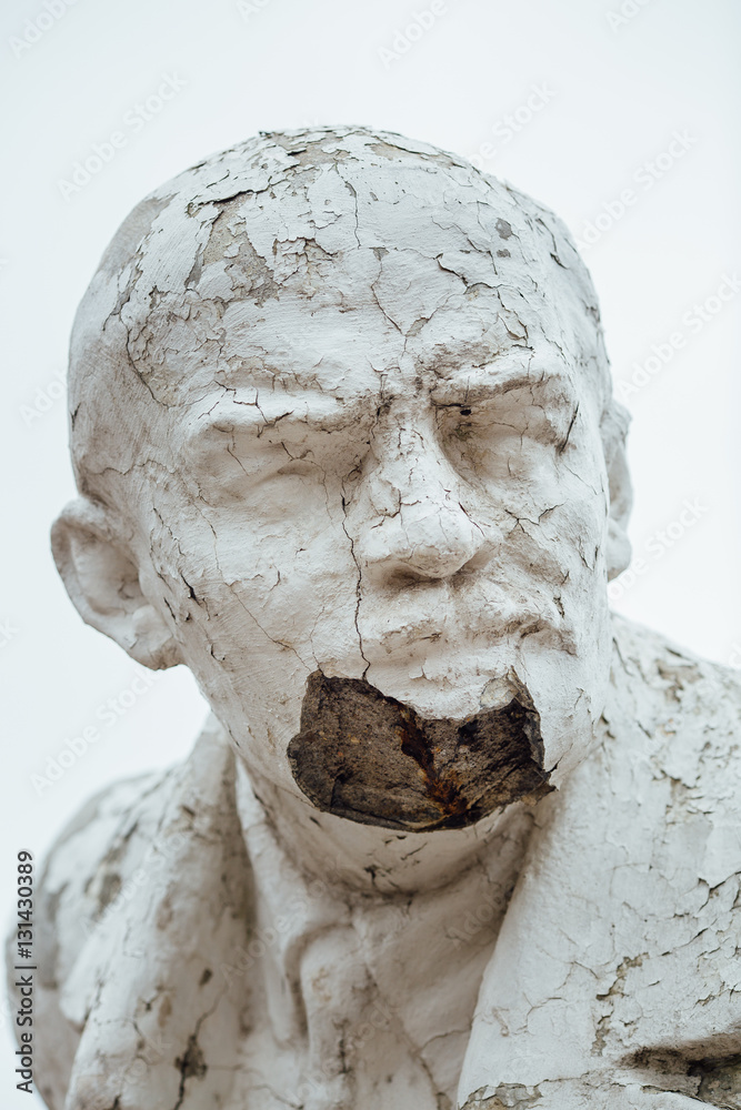 Obraz premium Damaged Lenin statue, peeling vintage paint. The concept of syst