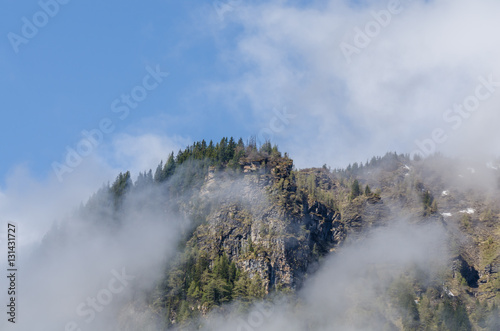 nebel und blauer himmel am berg