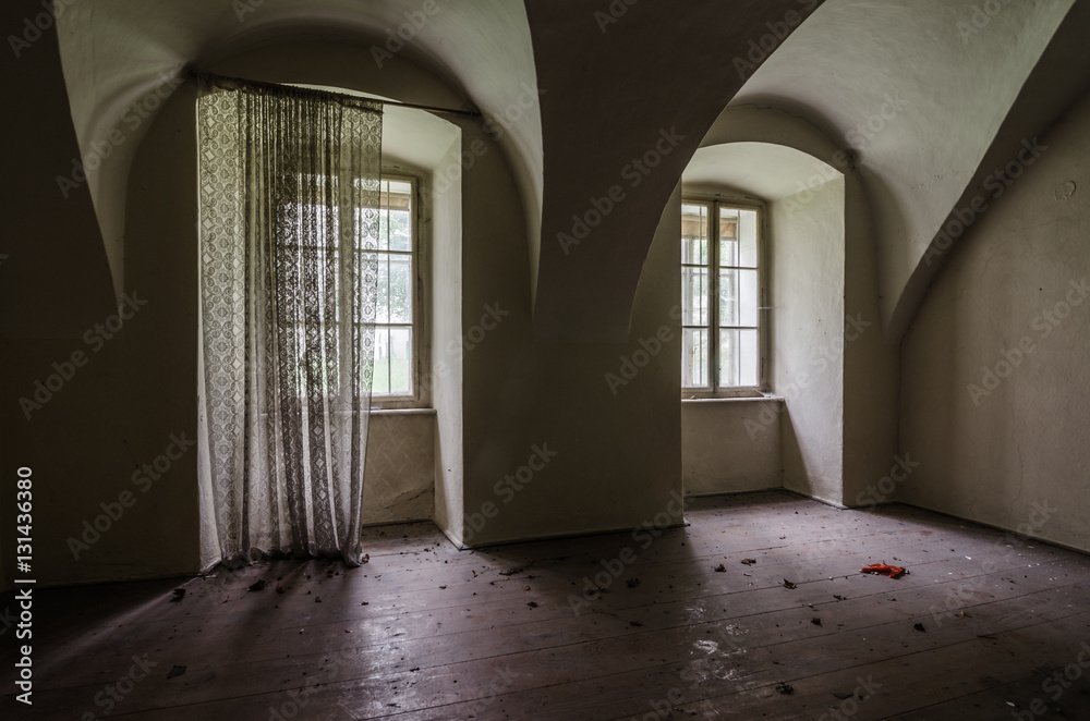 Fototapeta premium raum in verlassenen schloss