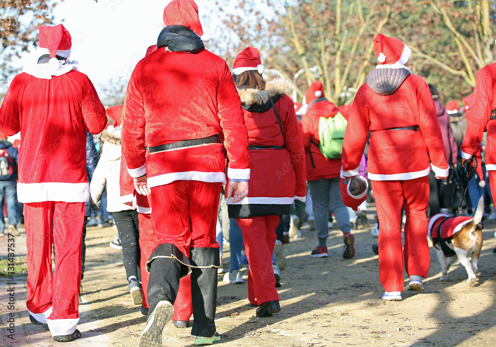 people run in the public park of the city at Christmas