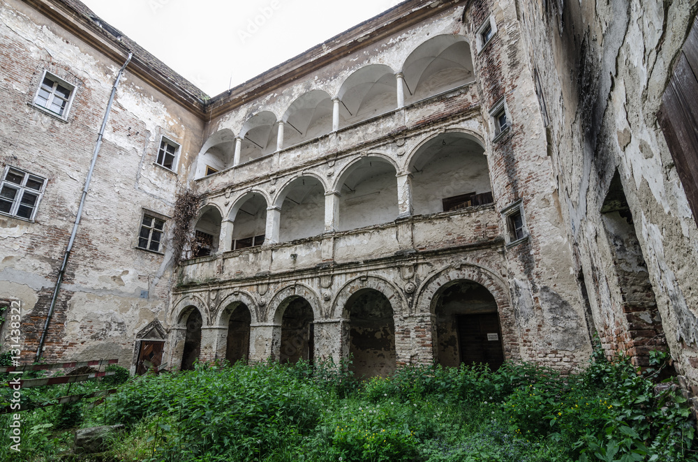 Obraz premium innenhof von verlassenen schloss
