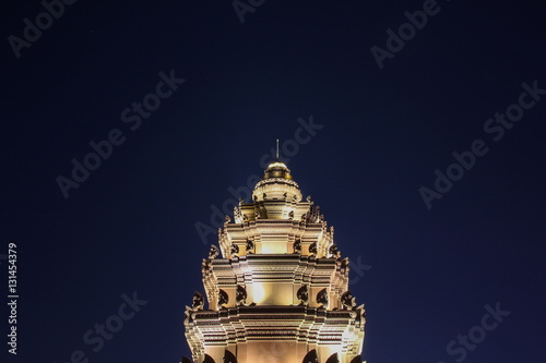 Obraz na płótnie Independence Monument in the night time which is the one of landmark in Phnom Penh, Cambodia. w salonie