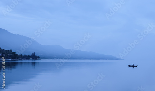 mgla-nad-jeziorem-w-indonezji