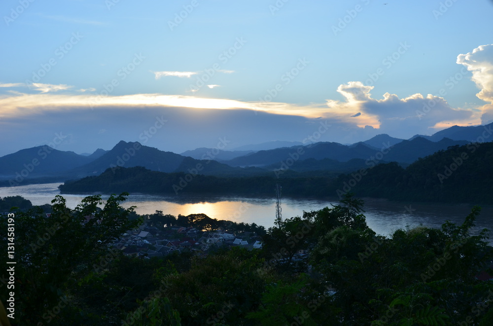 coucher soleil Luang Prabang Laos rivière Nam Khan, depuis le mont Phou Si