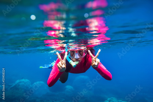 Canvas Print Underwater swimming in blue ocean
